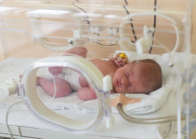 כמה מאמץ רפואי יש להשקיע בתינוק הסובל ממומים קשים?